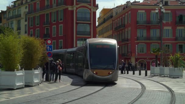 NICE - 05 DE MAYO: Locked down shot of Place Massena, 05 de mayo de 2018 in Nice, France. Personas y tranvía — Vídeos de Stock