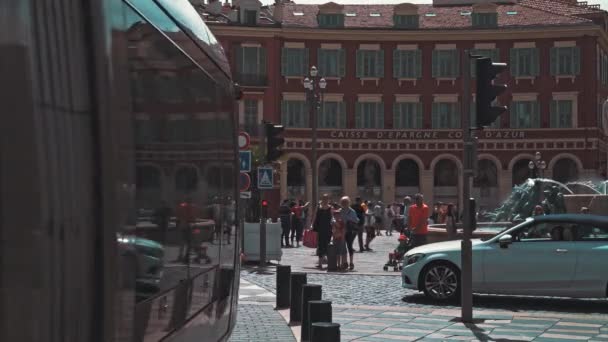 NICE - 05 DE MAYO: Locked down shot of Place Massena, 05 de mayo de 2018 in Nice, France. Fuente y tranvía — Vídeos de Stock