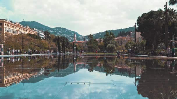 Place Massena, la piazza principale di Nizza, Francia il giorno di primavera Fontana e persone — Video Stock