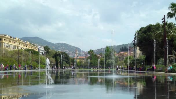 Barn leker i Place Massena fontän i Nice, Frankrike — Stockvideo