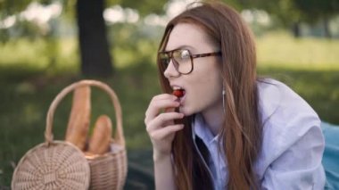 Çim üzerinde yalan, çilek yemek ve müzik zencefil genç kız