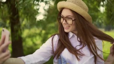 Gülümseyen ve selfie Park'ta yaz gününde yapım zencefil öğrenci