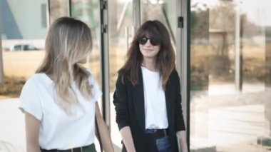 Yürüyüş ve yaz park eğilimleri tartışmak iki çekici moda blogcular