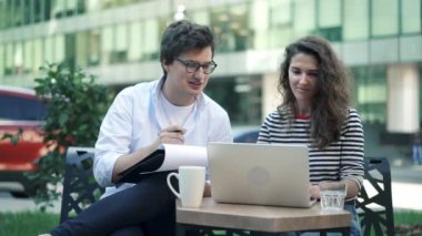 Açık hava kafe kendi proje tartışıyor genç iş adamları