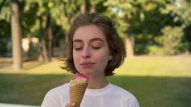 Genç saç genç kız ona dondurma yaz Park zevk Fuarı