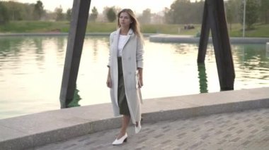 Beyaz önlük sonbahar park su birikintisi yakın yürüyüş güzel sarışın kadın