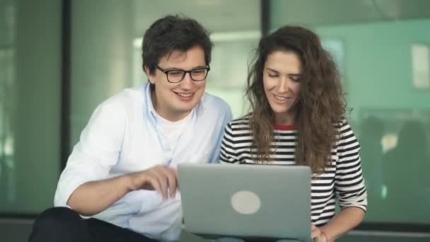 Bina basamaklarında oturan arkadaşı ile video sohbet genç çift — Stok video
