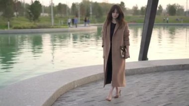 Elbise ve ceket sonbahar park su birikintisi yakın yürüyüş sakin genç esmer