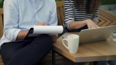 Eller iş adamları dışında yaptıkları proje tartışıyor, yakın çekim