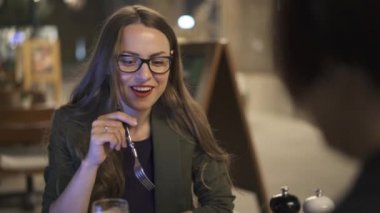Yemek ve kafede gece konuşurken iki kadın arkadaş
