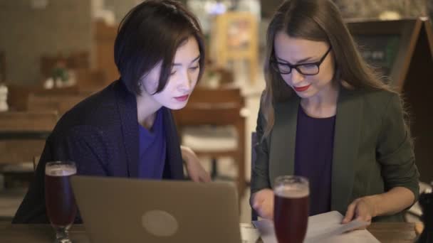 Dois colegas trabalhando juntos no café usando laptop — Vídeo de Stock