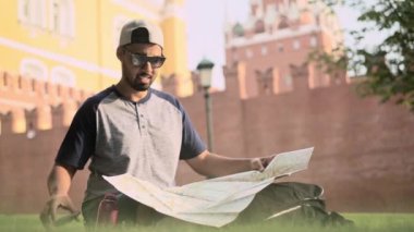 Harita Moskova Red Square yakınındaki oturan yakışıklı genç Turizm