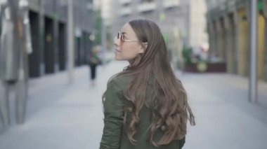 Yürüme, kameraya bakıyor ve gülümsüyor kahve olan kadın