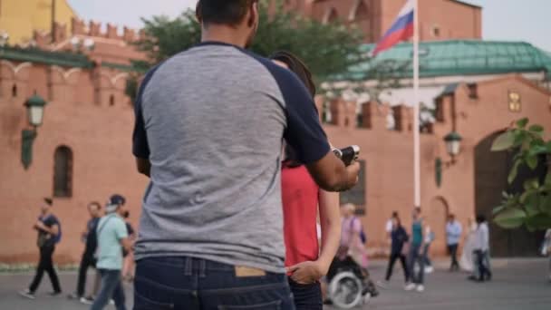 Turistické pořizování fotografie jeho manželky nedaleko moskevského Kremlu v létě — Stock video