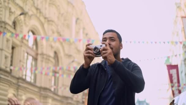 Tourist mit Kamera fotografiert historisches Gebäude — Stockvideo