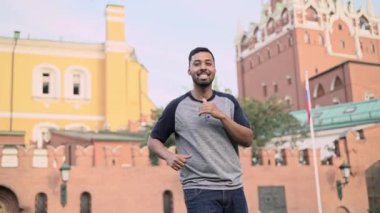 İspanyol adam Moskova Kremlin yaz aylarında dans gülümseyen