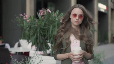 Kamera ayakta dışında bakarak gitmek için güzel bir kadınla kahve