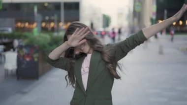 Genç ve güzel kadın hareketi gibi komik anime bir sonbahar sokakta gösterilen