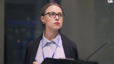 Genç işkadını notlar Pano sokakta yapma