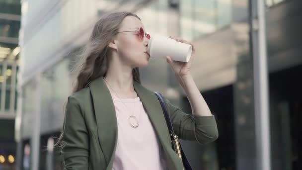 Mujer en la ciudad bebiendo café, marcando el número de teléfono y empezando a hablar — Vídeo de stock