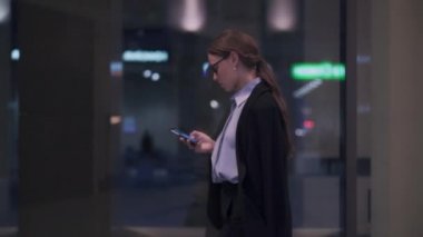 Yürüyüş işkadını ve şehirde sörf web konsantre