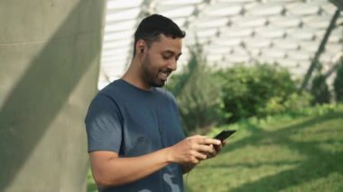 Yan görünüm genç adam müzik ve dans dışında