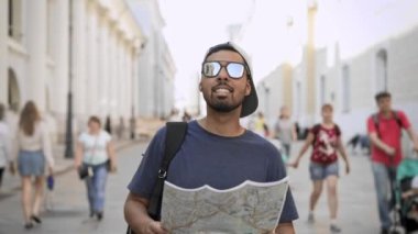 Harita Moskova sokakta yürüme ve etrafa genç turist önden görünümü