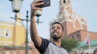 İspanyol turist selfie Moskova Kremlin yaz aylarında alarak.