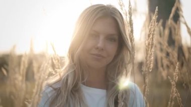 Yaz çayır kamera ayakta bakarak özenli genç kadın