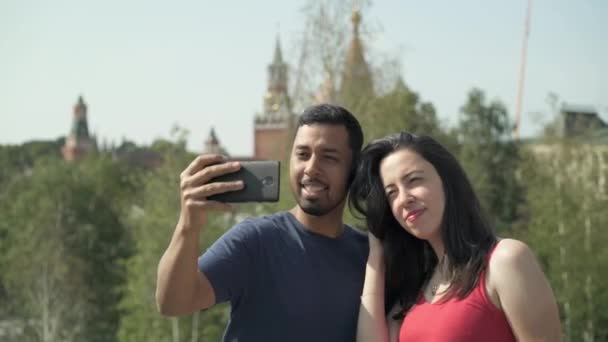 Casal feliz de turistas fazendo uma selfie em Moscou, Rússia — Vídeo de Stock