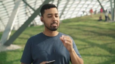 Yakışıklı genç adam kulaklık ile onun favori müzik dinlemek