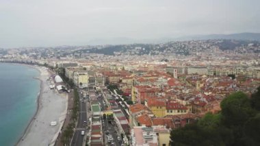 Güzel şehir ve bahar günü sahilde Panoraması
