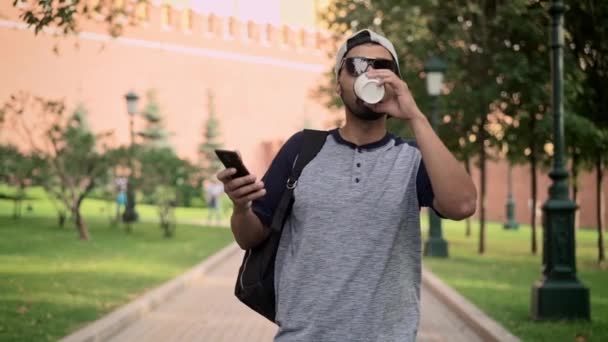 남자 선글라스 커피를 마시고 전화 크렘린 근처 걸어 보고 — 비디오