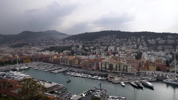 Панорамный снимок гавани Ниццы с яхтами и автомобилями, Франция — стоковое видео