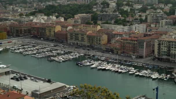 Pan shot de la ciudad francesa de Niza, su puerto y yates — Vídeo de stock