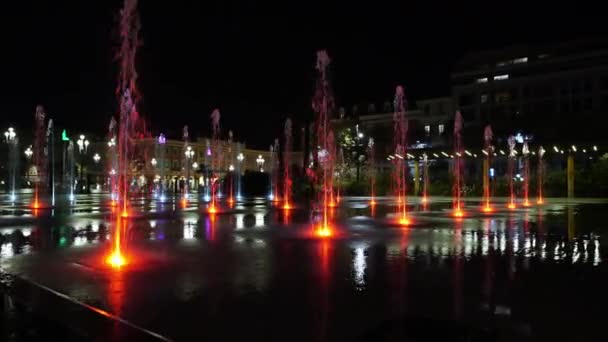 Фонтаны на площади Массена, в Ницце, Франция ночью — стоковое видео