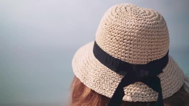 Cabeza de mujer en sombrero de punto mirando a su alrededor — Vídeo de stock