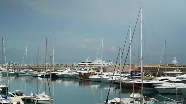 Puerto de Antibes, Francia. Yates y aviones — Vídeo de stock