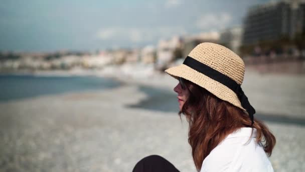 Femme sur la plage de galets regardant la mer — Video