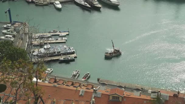 Bateau de pêcheurs travaillant dans la ville française de Nice — Video