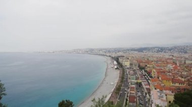 Fransa'nın Nice kentinde plaj almak insanlar geçerken yol