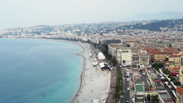 Panorama der französischen Luxusstadt von netten, im Meer schwimmenden Menschen — Stockvideo
