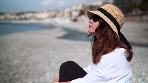 Touriste sur la plage de galets regardant la mer — Video