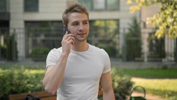 Homem falando ao telefone sorrindo e dizendo não — Vídeo de Stock