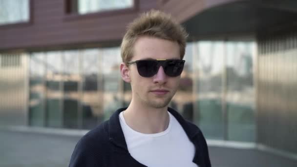 Homme blond décoller des lunettes de soleil l'air surpris — Video