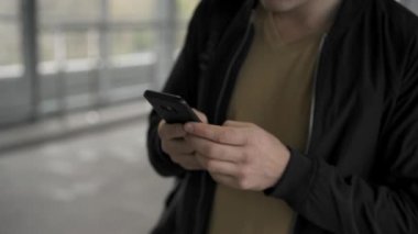 Yürüyen adam ve manifatura