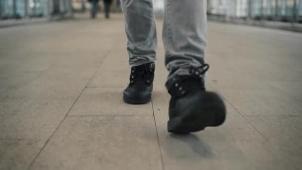 Εμπρόσθια όψη του ο άνθρωπος στα πόδια, περπάτημα — Αρχείο Βίντεο