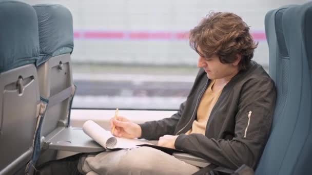 Hombre escribiendo en su camino al trabajo — Vídeos de Stock