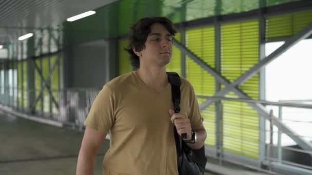 Joven con mochila caminando en túnel — Vídeos de Stock