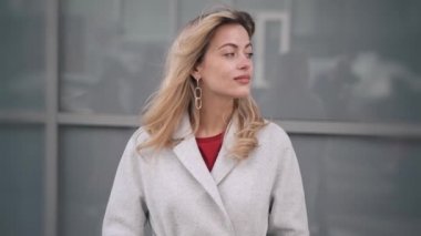 Birini bekliyor beyaz montlu sarışın kadın sokakta düşmek